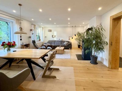 Helle 3-Zimmer-Wohnung mit Garten, großer Holzterrasse und offenem Wohnbereich