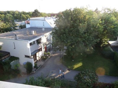 Charmante Galerie-Wohnung mit Dachterrasse in S-Bahn Nähe Kirchheim