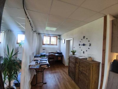 Individuelle 2-Zimmer Hausmeister-Wohnung, Alleinlage auf historischem Hof mit Hausmeistertätigkeit