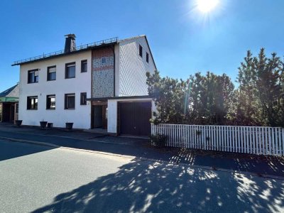Zweifamilienhaus, mit pflegeleichtem Garten, sofort bezugsfrei in Helmbrechts!