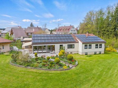 Eine grüne Oase! Stilvolles Ein- oder Zweifamilienhaus mit märchenhaftem Gartenparadies