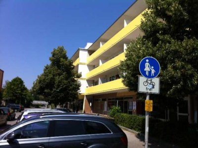 Renovierungsbedürftige 3-Zimmer Wohnung mit großem Balkon