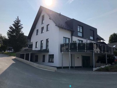 Neuwertige Wohnung mit drei Zimmern sowie Terrasse, Einbauküche & Carport in Schmallenberg