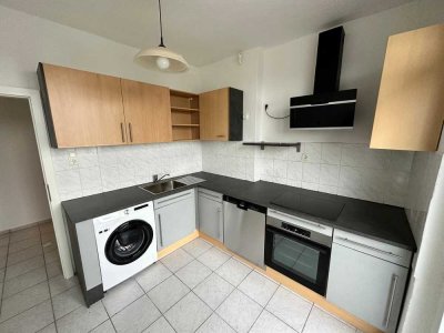 Sonnige Wohnung mit drei Zimmern sowie Balkon und Einbauküche in Bremerhaven