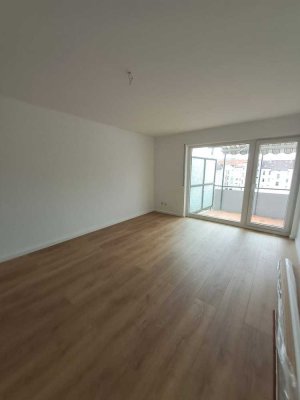 Bitte nur schriftliche Anfragen: 
Sanierte, helle 2 Zi. WHG mit Balkon in zentraler Lage von Offenb