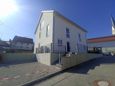 NEUBAU: Moderne bezugsfertige KfW-40-Doppelhaushäfte (DHH 2) in herrlicher Lage!