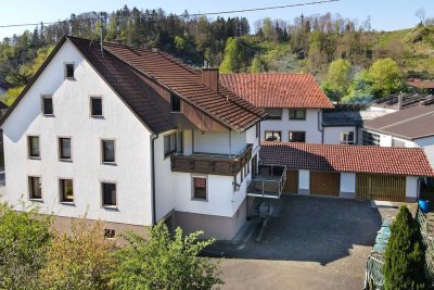 • Anwesen mit ca. 1.800 m² Grundstück •  großzügiges Wohnhaus mit viel Charme