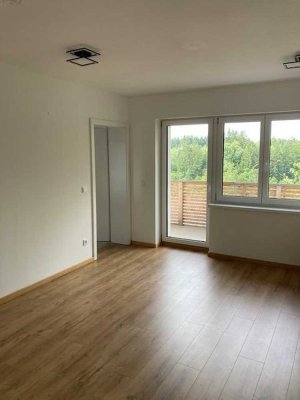 Moderne 2-Zimmer-Wohnung mit Balkon und Blick ins Grüne in Lalling