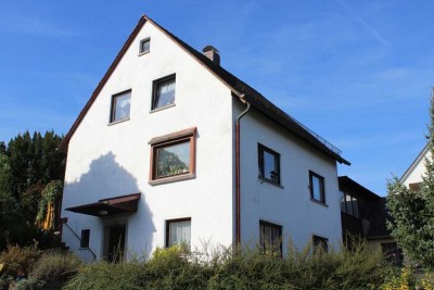 RUHIG UND STADTNAH IN WERTHALTIGER LAGE: Älteres Wohnhaus mit klasse Aussichten
