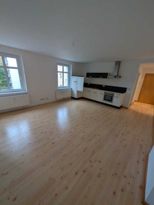 Schöne ruhige 2-Raum-Wohnung mit Einbauküche