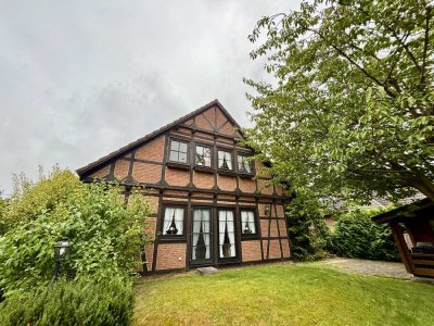*Familienidyll in Garbsen-Meyenfeld – charmantes Fachwerkhaus mit großem Garten*