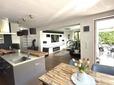 TRAUMHAFTES ZWEI-FAMILIENHAUS - mit Sauna, Garten und Garage