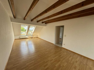 Helle 2-Zimmer-Dachgeschosswohnung mit sep. Küchenbereich und Balkon in D-Unterrath