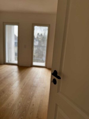 Erstbezug nach Kernsanierung in altersfreundliche, luxuriöse, 3-Zimmer Wohnung mit Lift, 2 Balkone