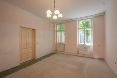 ++NEU++ Sanierungsbedürftige 3-Zimmer Altbauwohnung im Erdgeschoss!