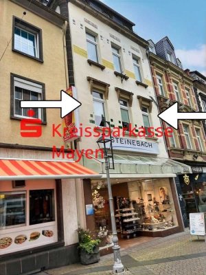 Wohn-, Geschäftshaus mit freiem Ladenlokal und 2 Wohnungen.