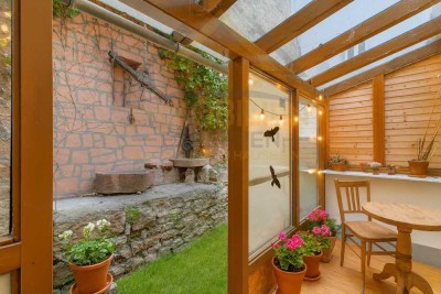 „Leben, wo andere Urlaub machen: Denkmalhaus mit Flair am Mainufer in Miltenberg – umgeben von Gesch