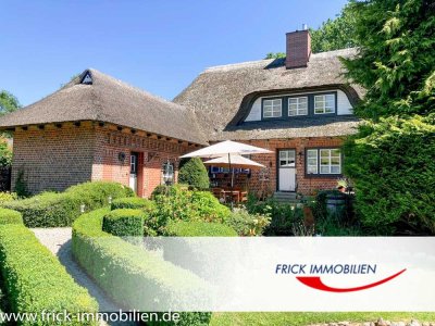 Stilvolles Reetdachhaus auf parkähnlichem Grundstück