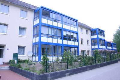 Helle Erdgeschosswohnung mit verglastem Balkon und Terrasse