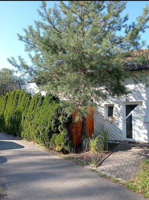 Charmante Doppelhaushälfte mit viel Licht, Grün und besonderem Gartenangebot in Stuttgart-Birkach