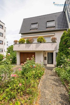 Zeitreise mit Stil – Split-Level-Reihenendhaus aus den 70er Jahren in gepflegtem Zustand
