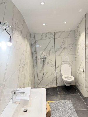 Moderne 2-Zimmer Dachgeschosswohnung (ca. 60 m²) – komplett saniert & top Lage (Bahnhof fußläufig)