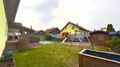 Familienidylle: Garten, Pool, Terrassen und Carport
