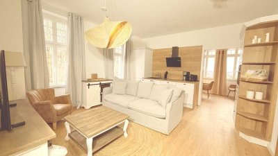 Exklusiv: Vollmöblierte & kernsanierte 57m² 2-Zimmer-Altbauwohnung + Balkon + Küche (Sellin/Rügen)