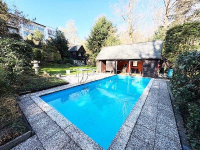 Lichtdurchflutetes Reihenmittelhaus mit Gartenparadies und Außenschwimmbecken am Ennert
