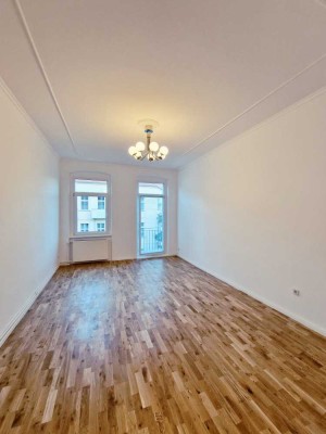 BEZUGSFRE & PROVISIONSFREI! Gemütliche Altbauwohnung mit Balkon und EBK in TOP Lage in Berlin!