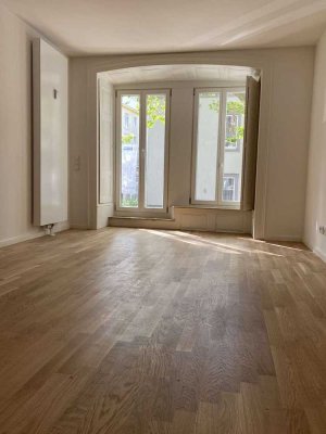 Top sanierte, stilvolle 2-Zimmer-Altbau-Wohnung mit Balkon und Ankleide!