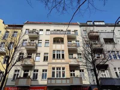 Berlin Friedrichshain: 3 - Zimmer - Altbauwohnung mit Balkon