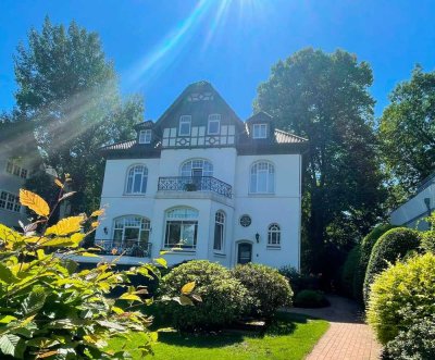 außergewöhnliche und lichtdurchflutete, exklusive Dachgeschosswohnung in Klein­ Flottbek, Hamburg