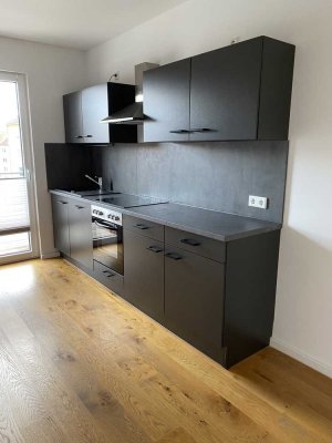 Helle kernsanierte 2Zi Altbau Wohnung top Ausstattung/Küche/Balkon/Parkett/Bad neu/elektr. Rolläden