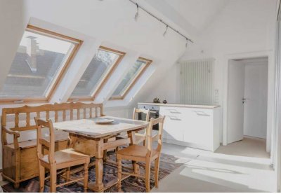 Möblierte und sehr charmante DG Wohnung bester Wohngegend zu vermieten