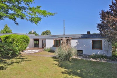Im Bieterverfahren; Bungalow mit Einliegerwohnung, Garage  
und idyllischem Garten