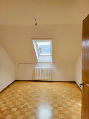 Helle 4-Zimmer-Dachgeschosswohnung mit Balkon in ruhiger Lage