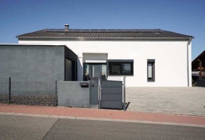 Architektur trifft Lifestyle – moderner, freistehender Bungalow mit Pool in Kerzenheim