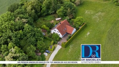 Umgeben von einem Biotop: Einfamilienhaus mit Einliegerwohnung in ruhiger und zentrale Lage