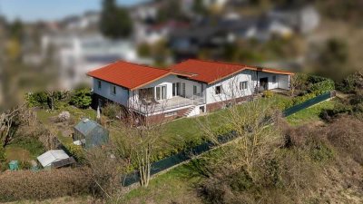 Provisionsfrei! Bungalow in Hanglage mit Einliegerwohnung und großer Sonnenterrasse