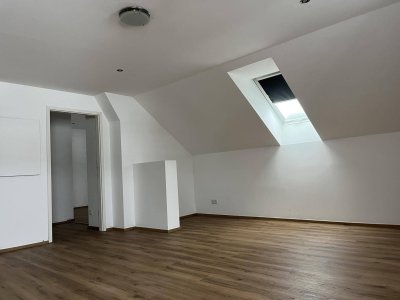 Helle 2-Zimmer Dachgeschosswohnung mit Klimaanlage