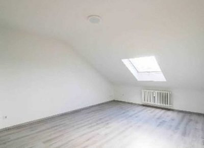 Gepflegte 2,5-Zimmer-Dachgeschosswohnung mit Einbauküche & Stellplatz - ruhige Lage in GE-Resse