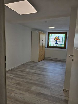 580 € - 58 m² - 2.0 Zi.  ein Zi. 1. Etage, Erdgeschoss Bad, Küche u. 2. Zimmer.