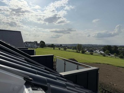 Erstbezug mit Balkon: Stilvolle 4-Zimmer-Dachgeschosswohnung mit geh. Innenausstattung