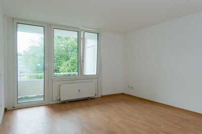 * SCHMUCKSTÜCK ZUM VERLIEBEN *  ren. 2-Zimmer-Wohnung m. Balkon