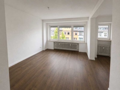 Kernsanierte 3-Zimmer-Wohnung mit Balkon, Aufzug & neuer Einbauküche in Düsseldorf Golzheim