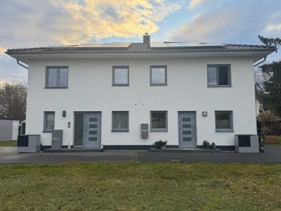 Neubau Doppelhaushälfte in Biesdorf. Haus und Grundstück.