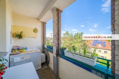 IMMOBERLIN.DE - Feine einzugsfreie Altbauwohnung mit Loggia in gepflegtem Zustand
