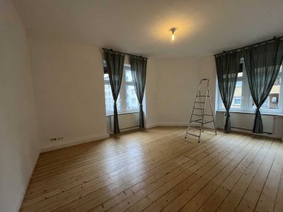 Sehr helle, sanierte Altbauwohnung mit großer Wohnküche!