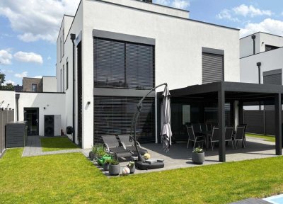 elegante Stadtvilla (Baujahr 2021) mit großer Garage u. Einliegerwohnung inkl. hochwertiger Küchen